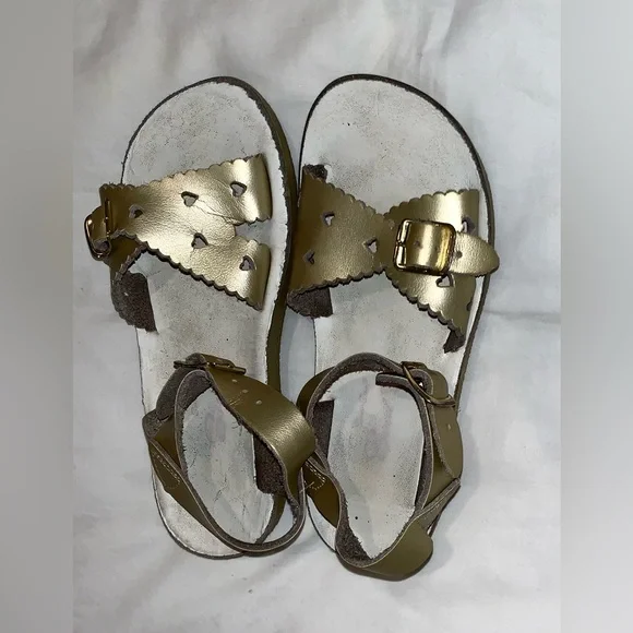 💥 Hoy SUN SAN SALTWATER gold leather cutout heart sandals Girls size 10 - Picture 9 of 10